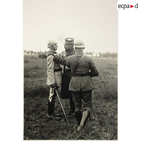 [Châlons, 14 juillet 1916. Le général Gouraud donne l'accolade au général Malcor fait commandeur de la Légion d'Honneur.]