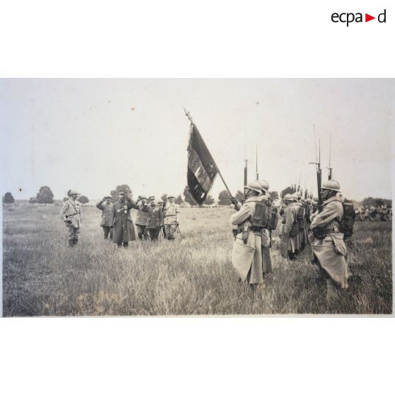 Châlons. 14 juillet 1916. Le g[énér]al Gouraud salue le drapeau du 39e. [légende d'origine]