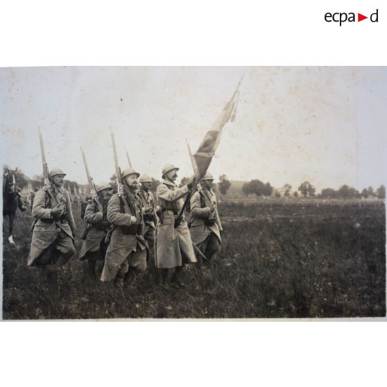 Châlons. 14 juillet 1916. Le défilé. Drapeau du 39e. [légende d'origine]