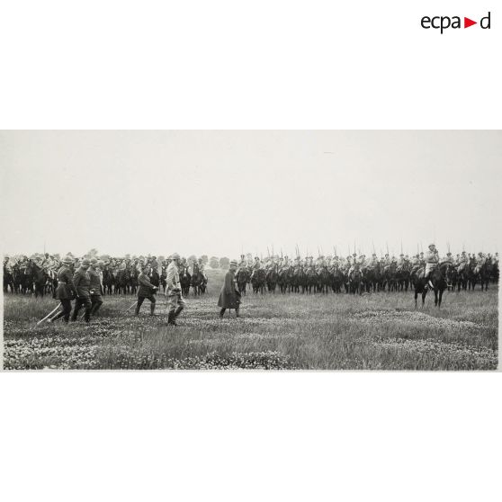 Châlons. 14 juillet 1916. La revue, le G[énér]al Gouraud passe devant le 7e Chasseurs. Derrière lui, en bleu, Gibon - derrière, en noir, le G[énér]al Degoutte, chef d'E[tat] M[ajor]. [légende d'origine]