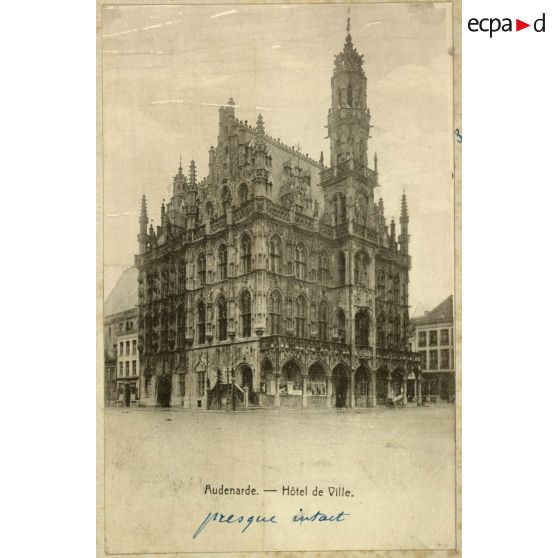 Audenarde. - Hôtel de ville. Presque intact. [légende d'origine]