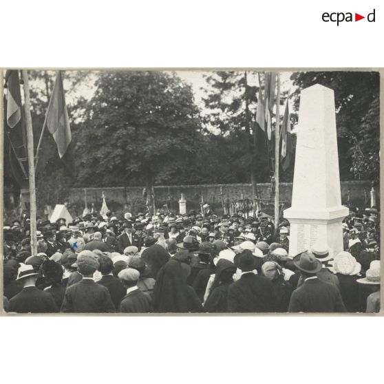 Monument aux Morts de Chemiré le Gaudin (Sarthe). 19 août 1923. Je fais un petit discours. André Lalande [signalé par la croix bleue]. [légende d'origine]