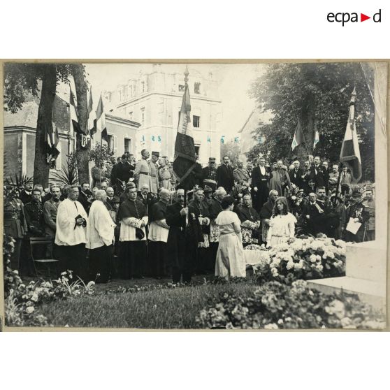 1923. Monument aux Morts de la Flèche (devant le monument). 1 - G[énér]al Thureau C[ommandan]t l'Ecole de Cavalerie. 2 - G[énér]al Mesple C[ommandan]t la 8e D[ivision d'] I[nfanterie]. 3 - G[énér]al Vuillemot C[ommandan]t le 4e C[orps d'] A[rmée]. 4 - M. Steck préfet de la Sarthe. 5 - M. d'Aubigny secrétaire d'état aux finances. 6 - Maréchal Foch. 7 - Maire de la Flèche. 8 - M[onsei]g[neu]r Grente, évêque du Mans. 9 - M. Ajam, député de la Sarthe. 10 - M. de Rougé, député de la Sarthe. 11 - G[énér]al Mordacq en retraite à la Flèche. [légende d'origine]