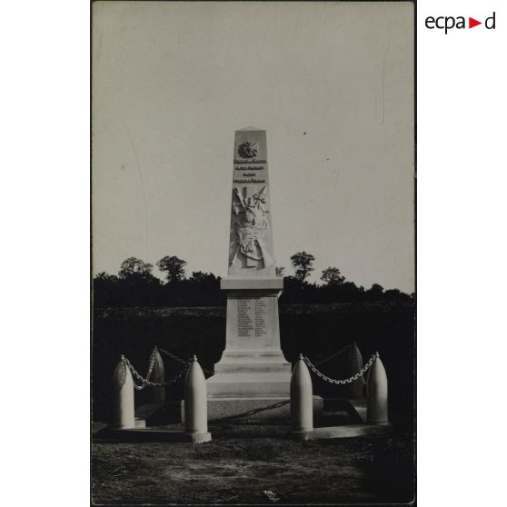 Inauguration du monument aux morts de Chemiré-le-Gaudin le dimanche 19 août 1923. Présents : Général Mesple, M[onsieu]r Daubigny secrétaire d'état aux finances, M. de Rougé député, Maurel secrétaire général de la préfecture. [légende d'origine]