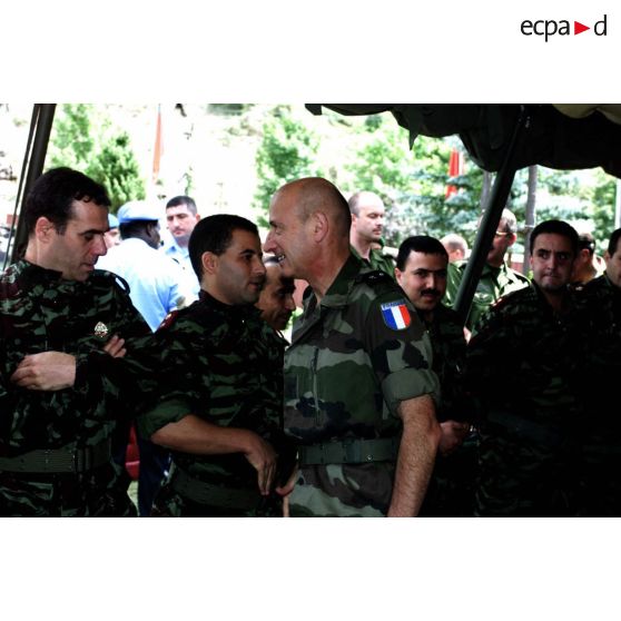 Le général Sublet rencontre des officiers dont le général Berrada au camp du bataillon marocain.