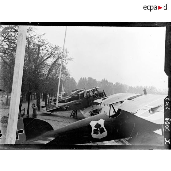 Des avions allemands exposés sur la terrasse des Tuileries, à l'occasion de la journée de l'Emprunt à Paris, le 20 octobre 1918. [légende d'origine]