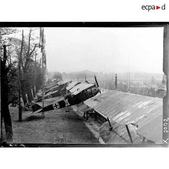 Des avions allemands exposés sur la terrasse des Tuileries, à l'occasion de la journée de l'Emprunt à Paris, le 20 octobre 1918. [légende d'origine]