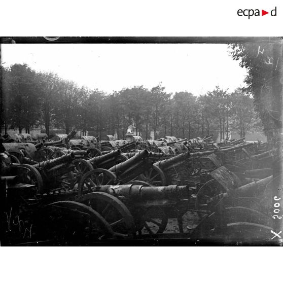 L'exposition de canons allemands sur la terrasse des Tuileries, à l'occasion de la journée de l'Emprunt, le 20 octobre 1918. [légende d'origine]