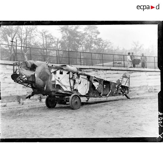 L'exposition d'un avion allemand, à l'occasion de la journée de l'Emprunt à Paris, le 20 octobre 1918. [légende d'origine]