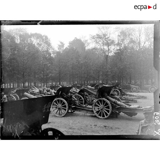 L'exposition de canons allemands sur la terrasse des Tuileries, à l'occasion de la journée de l'Emprunt, le 20 octobre 1918. [légende d'origine]