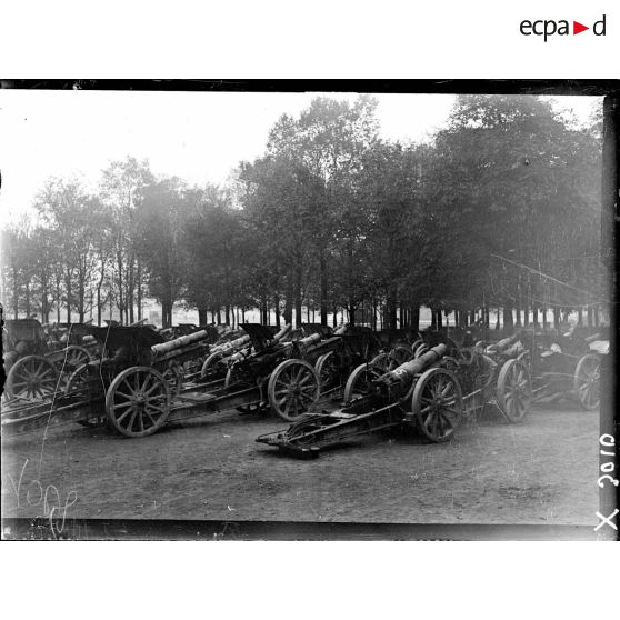 L'exposition de canons allemands sur la terrasse des Tuileries, à l'occasion de la journée de l'Emprunt, le 20 octobre 1918. [légende d'origine]