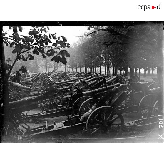 L'exposition de canons allemands sur la terrasse des Tuileries, à l'occasion de la journée de l'Emprunt, le 20 octobre 1918. [légende d'origine]