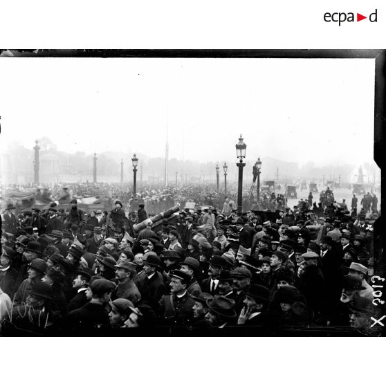 La foule se pressant autour de la statue de Lille, sur la place de la Concorde à Paris, le 20 octobre 1918. [légende d'origine]