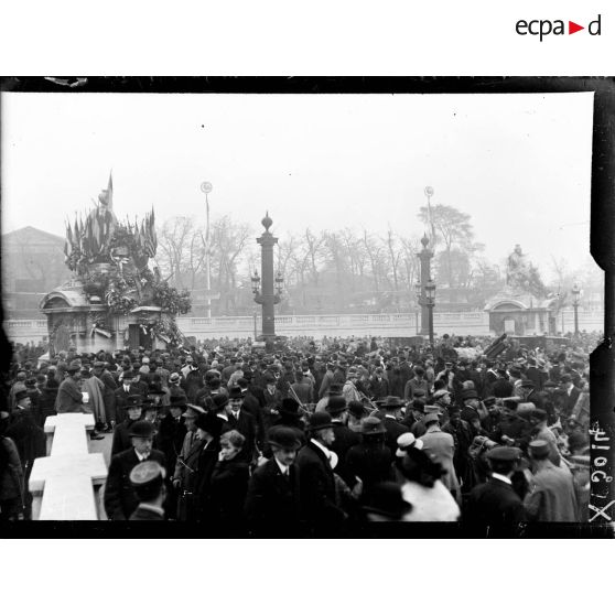 La foule se pressant autour de la statue de Lille, sur la place de la Concorde à Paris, le 20 octobre 1918. [légende d'origine]