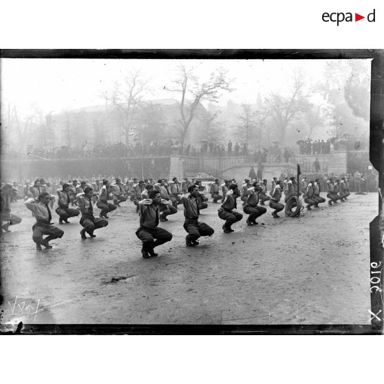 Une démonstation de gymnastique par les soldats italiens, à l'occasion de la journée de l'Emprunt à Paris, le 20 octobre 1918. [légende d'origine]