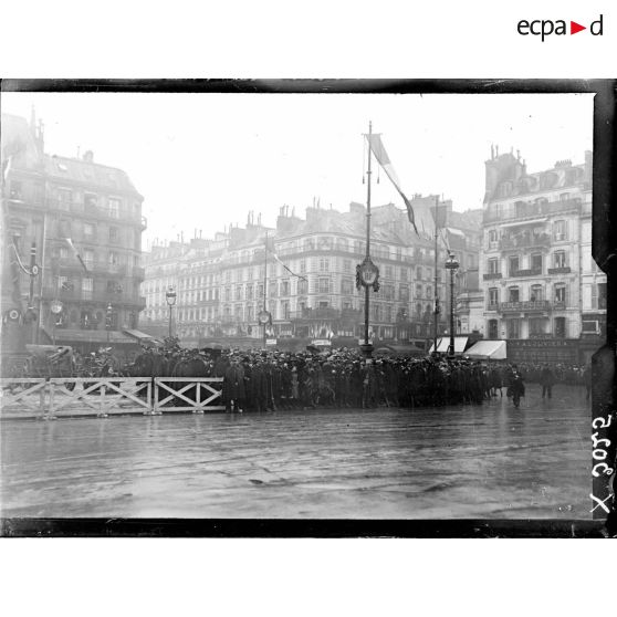 La foule réunie devant l'hôtel de ville de Paris, à l'occasion de la journée de l'Emprunt, le 20 octobre 1918. [légende d'origine]