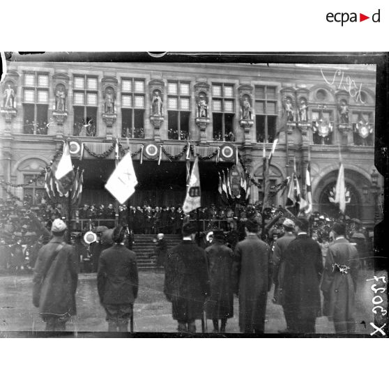 La tribune officielle disposée devant l'hôtel de ville de Paris, à l'occasion de la journée de l'Emprunt, le 20 octobre 1918. [légende d'origine]