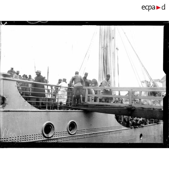 L'arrivée du "Sobral" au port de Cherbourg et le débarquement des prisonniers français. [légende d'origine]