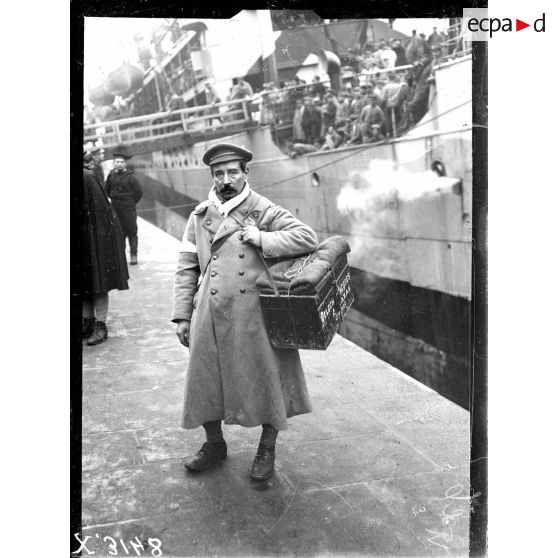 Un prisonnier français venant de débarquer du "Sobral", à Cherbourg. [légende d'origine]