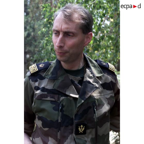 Portrait de monseigneur Le Gal, évêque aux armées, en visite au Kosovo.