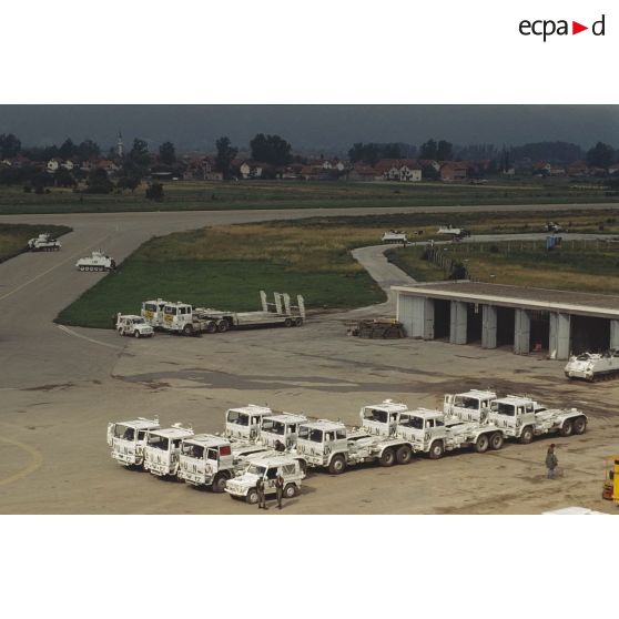 Des véhicules militaires français de la FORPRONU sont stationnés sur un parking du tarmac de l'aéroport de Sarajevo.