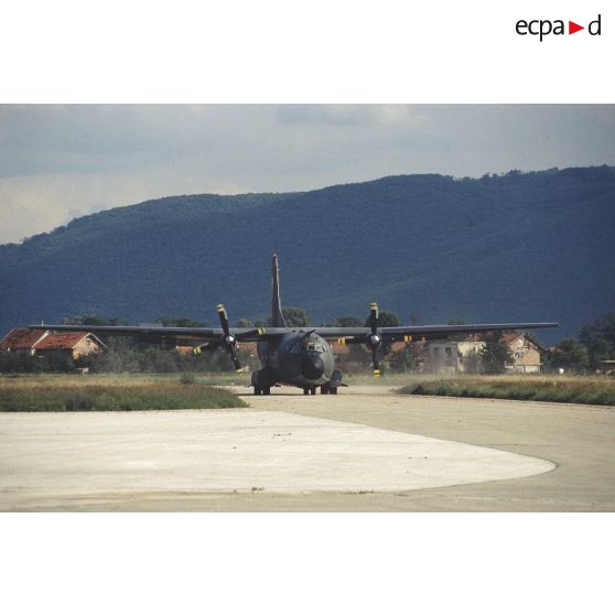 Transall C-160 NG français au roulage sur une piste de l'aéroport de Sarajevo sur fond de montagne.