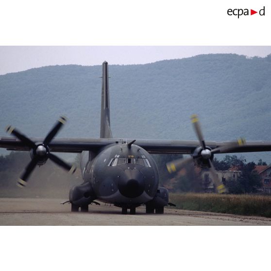 Transall C-160 NG français au roulage sur une piste de l'aéroport de Sarajevo sur fond de montagne.