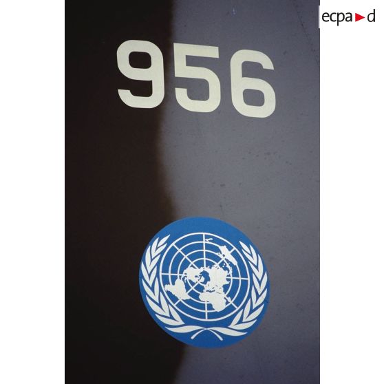 Symbole de l'ONU sur un avion (avec numéro de l'avion visible).