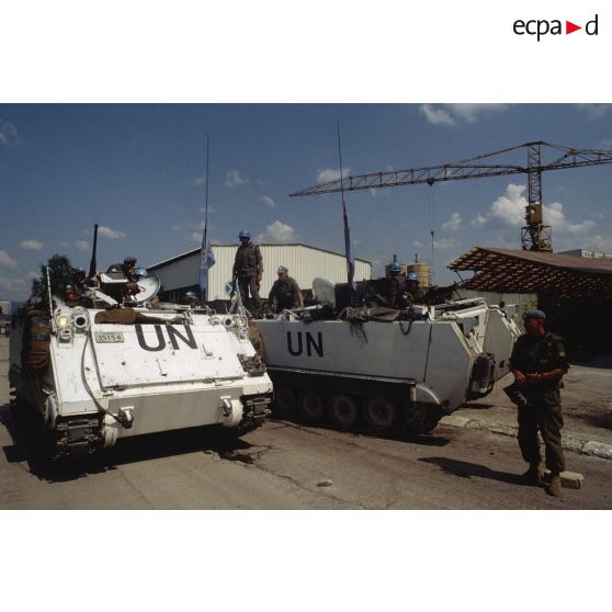 Militaires canadiens autour de deux blindés chenillés M-113 assurant la protection de l'aéroport de Sarajevo.