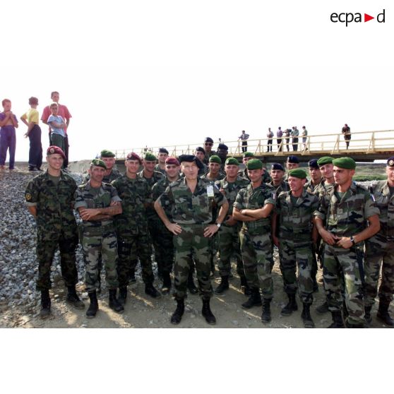 Le général Sublet pose avec les militaires du 2e REG devant le pont de Pestovo inauguré.