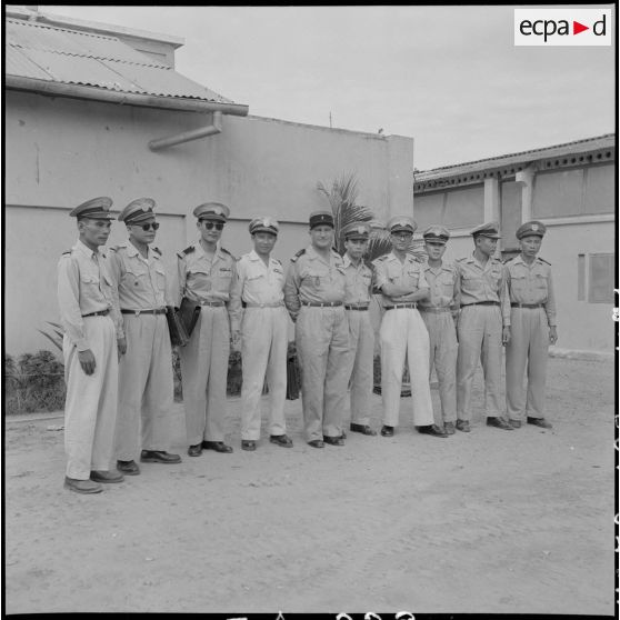 Brigade d'élèves officiers avec leur instructeur à l'Ecole des officiers supérieurs vietnamiens.