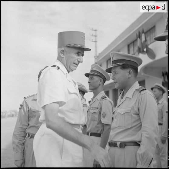 Le général de Linarès et des officiers supérieurs à l'Ecole des officiers supérieurs vietnamiens.