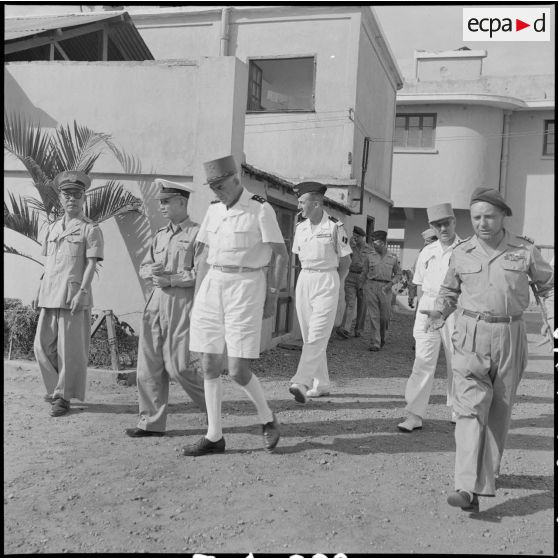 Le général de Linarès et le colonel Vanuxen en compagnie d'un groupe d'officiers à l'Ecole des officiers supérieurs vietnamiens.