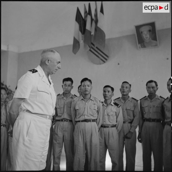 Le général de Linarès et des élèves officiers de l'Ecole des officiers supérieurs vietnamiens.