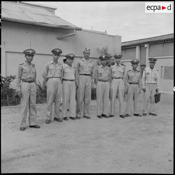 Brigade d'élèves officiers avec leur instructeur à l'Ecole des officiers supérieurs vietnamiens.