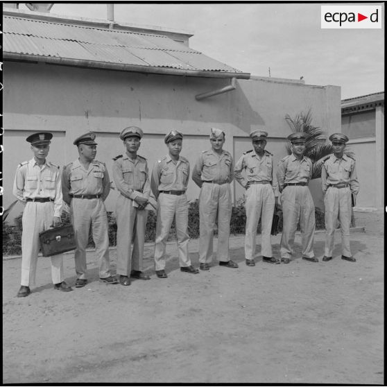 Brigade d'élèves officiers avec leur instructeur à l'Ecole des officiers supérieurs vietnamiens.