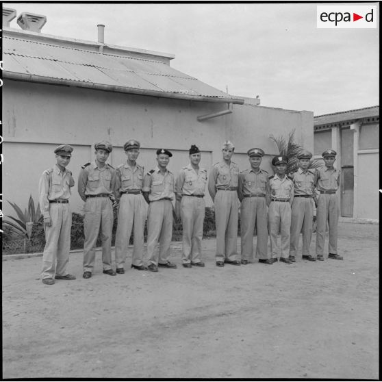 Brigade d'élèves officiers avec leurs instructeurs à l'Ecole des officiers supérieurs vietnamiens.