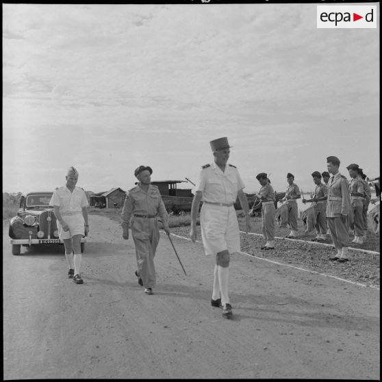 Le général de Linarès passe en revue les troupes vietnamiennes de l'Ecole des officiers supérieurs vietnamiens.