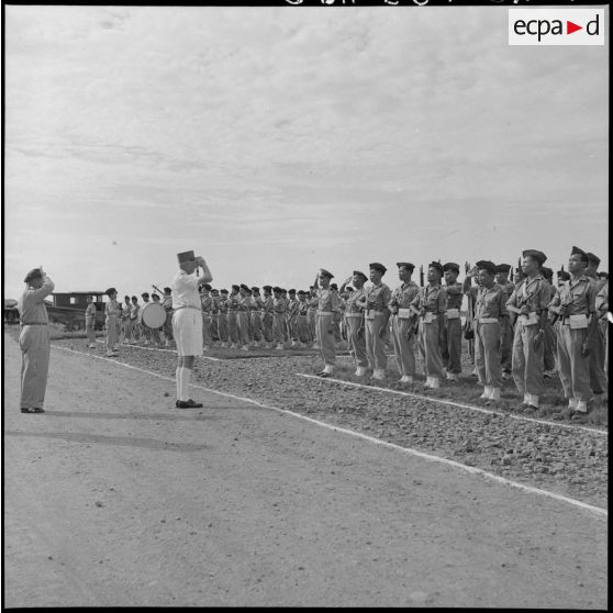 Le général de Linarès passe en revue les troupes vietnamiennes de l'Ecole des officiers supérieurs vietnamiens.