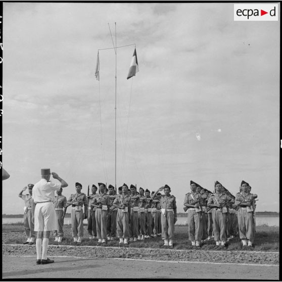 Le général de Linarès salue les troupes vietnamiennes de l'Ecole des officiers supérieurs vietnamiens.