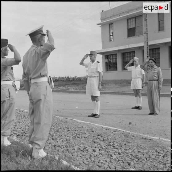 Le général de Linarès passe en revue et salue les troupes vietnamiennes de l'Ecole des officiers supérieurs vietnamiens.