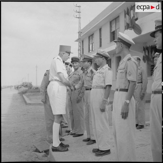 Le général de Linarès et des officiers supérieurs à l'Ecole des officiers supérieurs vietnamiens.