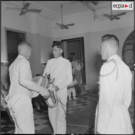 Les deux finalistes du championnat militaire d'épée du Nord-Vietnam.