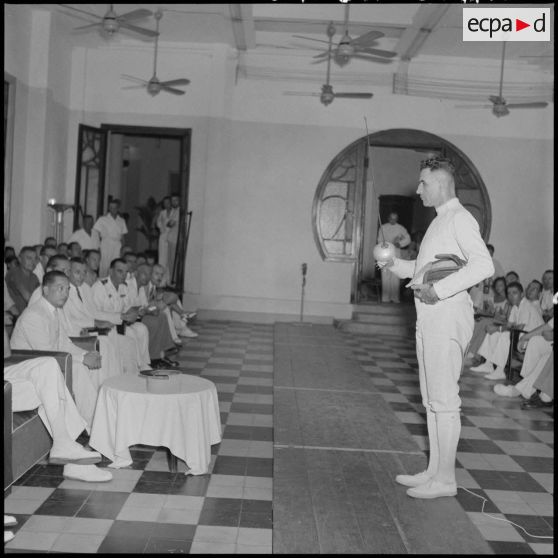 Un escrimeur devant les personnalités françaises et vietnamiennes venues assister au championnat militaire d'épée du Nord-Vietnam.