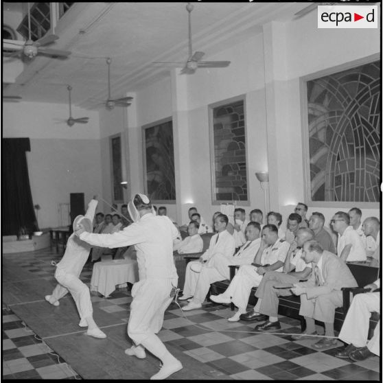 Assaut à l'épée lors du championnat militaire d'épée du Nord-Vietnam.