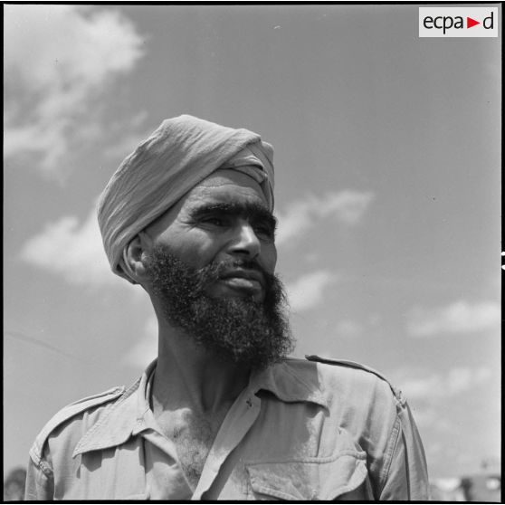 Portrait d'un soldat des troupes coloniales avant l'embarquement pour le pèlerinage à la  Mecque.