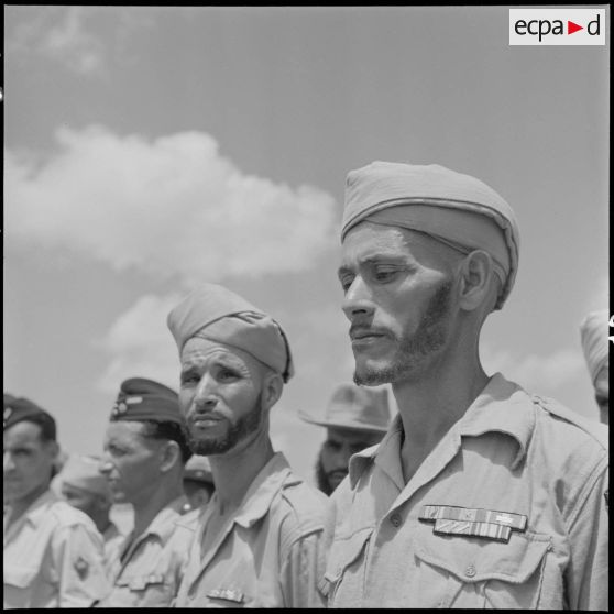 Soldats des troupes coloniales avant l'embarquement pour le pèlerinage à la  Mecque.