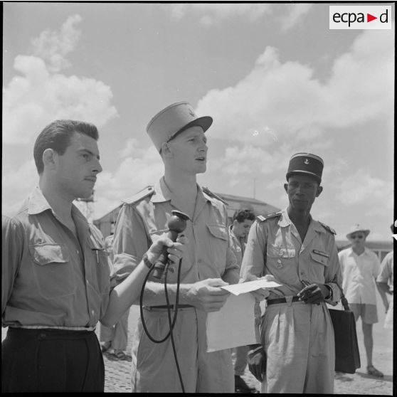 M. Aby Rapaport interviewe un lieutenant avant l'embarquement pour le pèlerinage à la  Mecque.