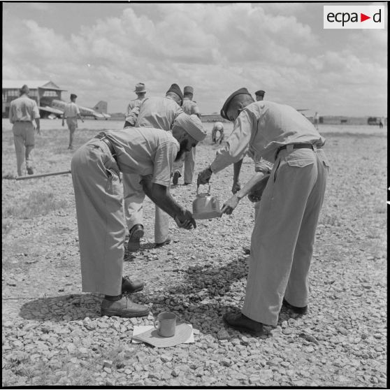 Des soldats des troupes coloniales se lavent les mains pour effectuer leurs prières avant l'embarquement pour le pèlerinage à la  Mecque.