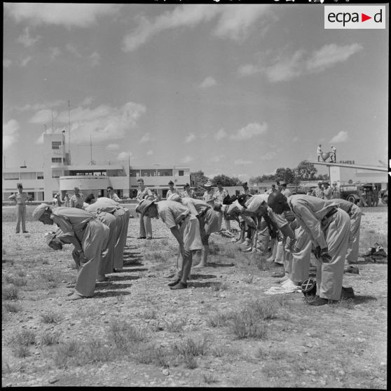 Avant l'embarquement pour le pèlerinage à la  Mecque, les soldats des troupes coloniales effectuent leurs prières.